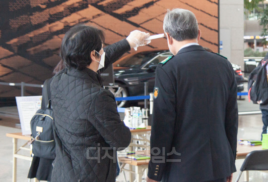 유권자 체온 확인하는 선관위 관계자 모습.